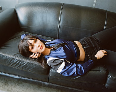 Белла Хадид, модель, женский сине-черный пиджак, модель, взгляд, поза, нейлон, фотограф, брюнетка, Белла Хадид, лежа на диване, Бет Гаррабрант, HD обои HD wallpaper