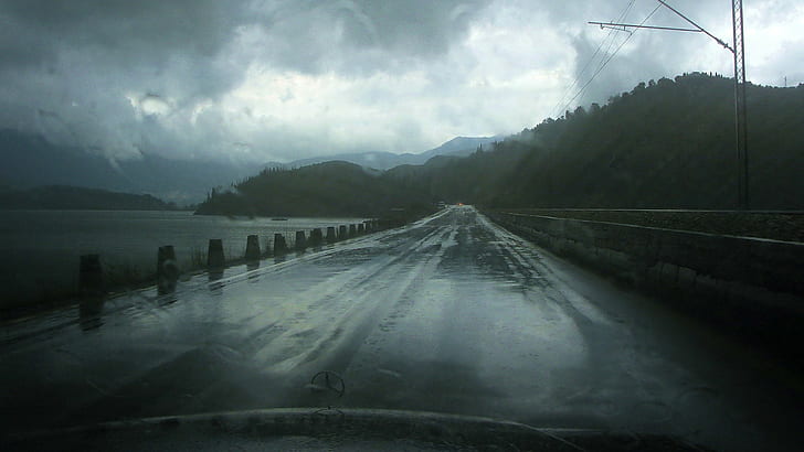серая бетонная дорога, бетонная дорога возле водоема и горы, пейзаж, дорога, дождь, HD обои