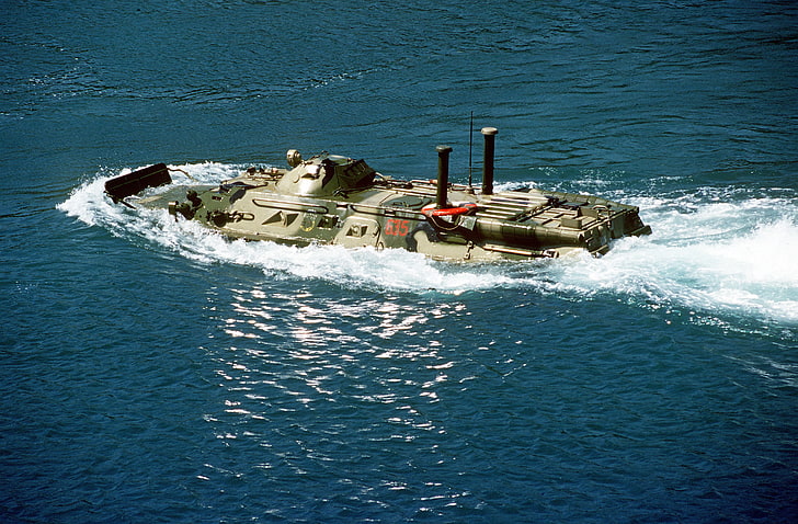 graue und grüne Tarnung Amphibienfahrzeug, BTR-80, b / m - 635, russische Schwimmen, HD-Hintergrundbild