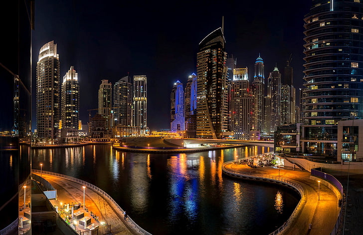 weißes konkretes Gebäude, Straße, Meer, Nacht, Brücke, die Stadt, Gebäude, Wolkenkratzer, Dubai, UAE, HD-Hintergrundbild