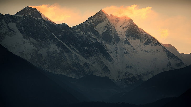 montanha coberta de neve, montanhas cobertas de neve na hora de ouro, montanhas, paisagem, inverno, neve, Monte Everest, colinas, natureza, céu, nuvens, HD papel de parede