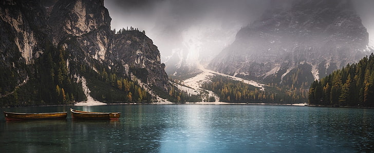 deux bateaux à rames marron, photographie de paysage de montagnes à côté d'un plan d'eau, nature, paysage, panoramas, lac, automne, montagnes, bateau, pluie, brouillard, forêt, pins, Alpes, Fond d'écran HD