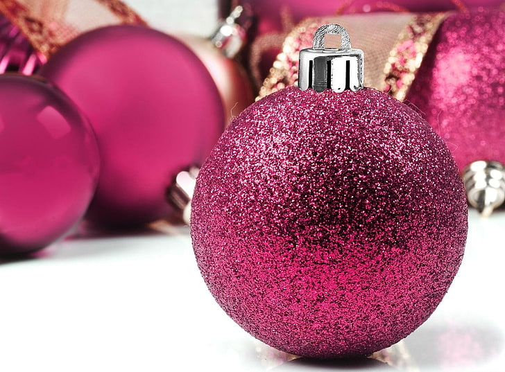 fioletowa bombka bożonarodzeniowa, ozdoby świąteczne, balony, brokat, zbliżenie, Tapety HD