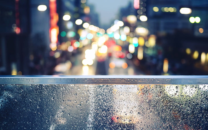 Foto di bokeh della città, fotografia di messa a fuoco superficiale di corrimano in acciaio grigio durante la notte, macro, vetro, gocce d'acqua, città, bokeh, pioggia, acqua su vetro, sfocato, strada, goccia di pioggia, notte, Sfondo HD