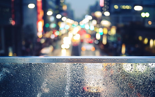 صورة خوخية للمدينة ، تصوير بؤري ضحل لدرابزين فولاذي رمادي أثناء الليل ، ماكرو ، زجاج ، قطرات ماء ، مدينة ، خوخه ، مطر ، ماء على زجاج ، غير واضح ، شارع ، قطرة مطر ، ليل، خلفية HD HD wallpaper