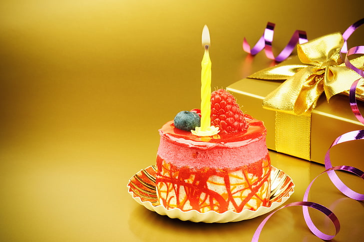 gâteau avec bougie jaune, cadeau, bougie, gâteau, arc, joyeux anniversaire, Fond d'écran HD