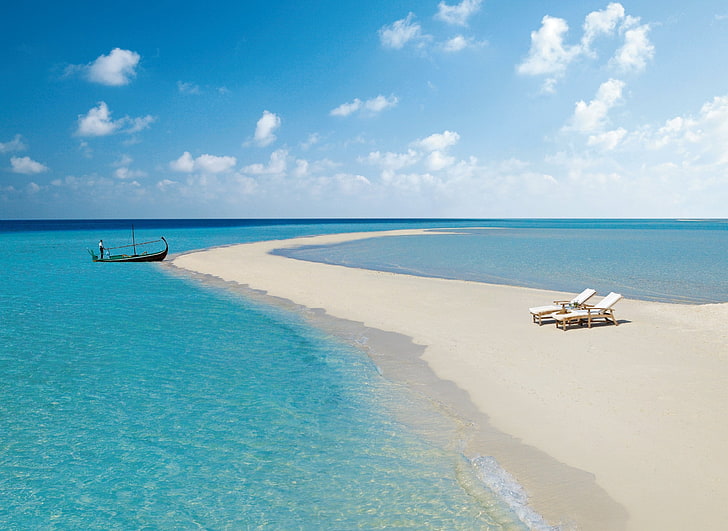 два бели шезлонга на открито, Малдиви, плаж, тропически, море, пясък, остров, лодка, HD тапет