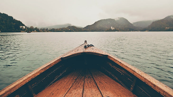 茶色の木製ボート、風景、湖、ボート、フィルター、水、水滴、被写界深度、ブレッド湖、スロベニア、霧、 HDデスクトップの壁紙