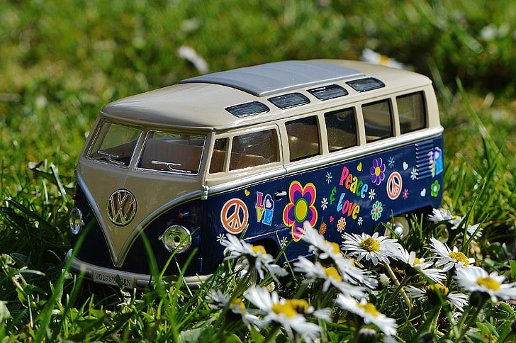 kombi, miniatury, zabawki, kwiaty, trawa, samochód, pojazd, Tapety HD