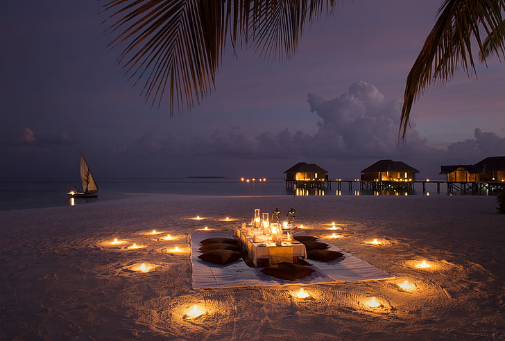 жълти светлини, плаж, океан, романтика, лодка, вечерта, свещи, вечеря, бунгало, HD тапет