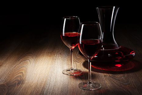 två klara vinglas med lång stam, glas, bord, vin, rött, glas, svart bakgrund, karaff, HD tapet HD wallpaper