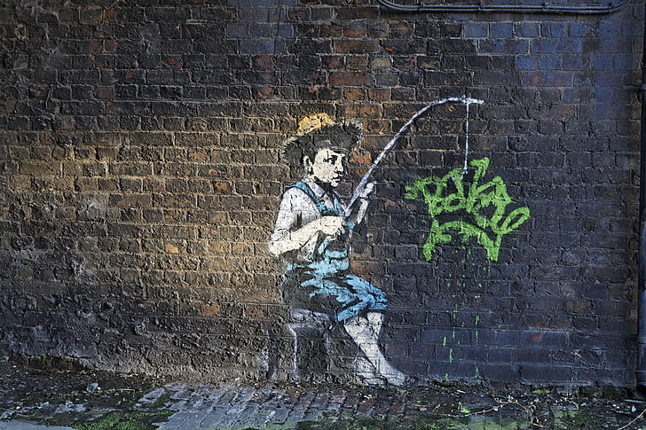 osoba pokazująca graffiti na ścianie, Banksy, graffiti, Tapety HD