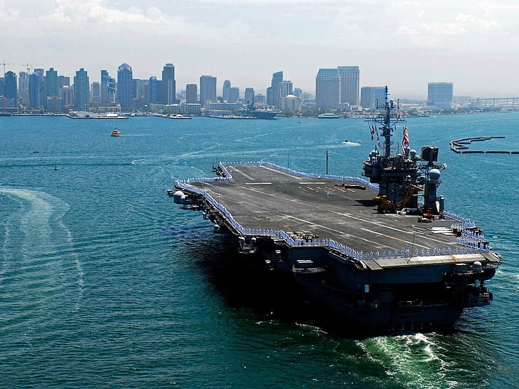 черно-белая лодка с трейлером, военный корабль, авианосец, военный, автомобиль, корабль, HD обои