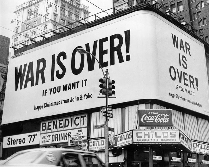 Джон Леннон, Йоко Оно, протестующие, война во Вьетнаме, плакат, Нью-Йорк, США, здание, 1960-е годы, монохромный, городской, светофор, автомобиль, HD обои