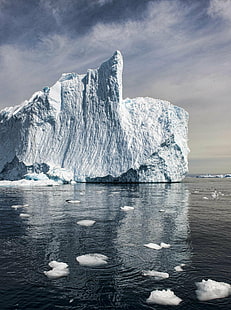 iceberg en el cuerpo de agua bajo el cielo blanco y gris durante el día, la Antártida, la Antártida, el agua y el hielo, la Antártida, el iceberg, el cuerpo de agua, blanco, durante el día, Christopher Michel, iceberg - Formación de hielo, hielo, naturaleza, glaciar, Polo Sur,mar, ártico, témpano de hielo, nieve, groenlandia, agua, frío - Temperatura, paisajes, paisaje, azul, norte de Alaska, islandia, congelado, montaña, clima polar, laguna jokulsarlon, Fondo de pantalla HD HD wallpaper