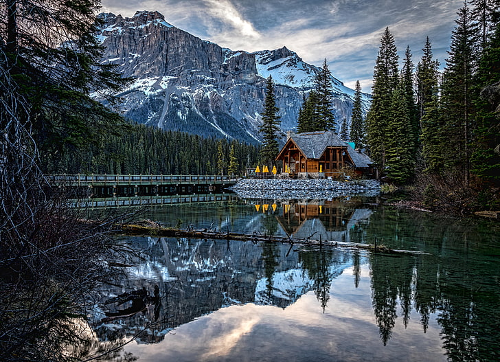 brown native house, forest, mountains, lake, reflection, Canada, house, British Columbia, Yoho National Park, Canadian Rockies, Emerald Lake, Canadian Rocky Mountains, Lake Emerald, HD wallpaper