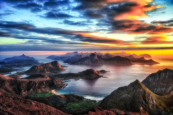 montañas marrones, naturaleza, paisaje, puesta de sol, montañas, mar, playa, nubes, cielo, islas Lofoten, verano, Noruega, Fondo de pantalla HD