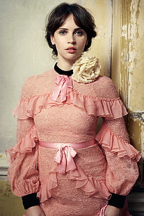 актриса, жени, Фелисити Джоунс, портрет, розова рокля, традиционно облекло, реколта, HD тапет HD wallpaper