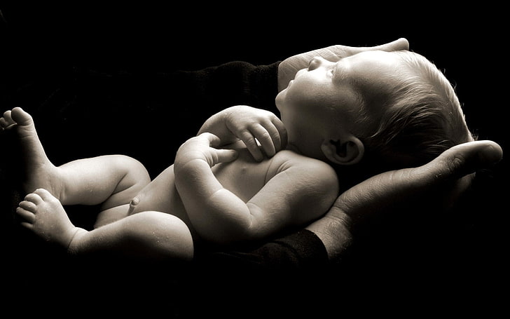 снимка в сивата скала на човек, който държи бебе, ръце, бебе, черно и бяло, дете, HD тапет