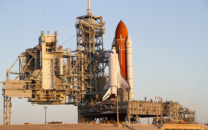 бяла и червена космическа совалка, Space Shuttle Endeavour, НАСА, стартови площадки, HD тапет