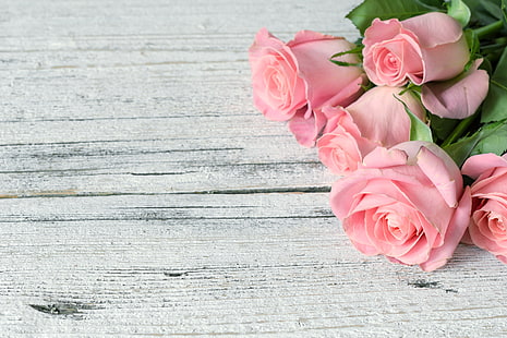 närbild fotografering av rosa rosblommor, blommor, rosor, bukett, rosa, trä, HD tapet HD wallpaper