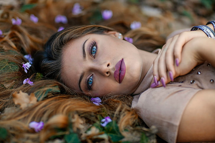 ansikte, modell, porträtt, smink, kvinnor, målade naglar, blå ögon, liggande, liggande på ryggen, rosa naglar, Alessandro Di Cicco, HD tapet