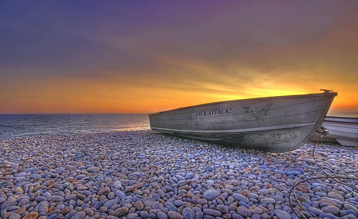 Лодка на камъчета плаж, сива лодка, природа, плаж, камъчета, лодка, HD тапет