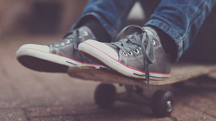 pair of gray-and-white sneakers, sneakers, skateboard, HD wallpaper
