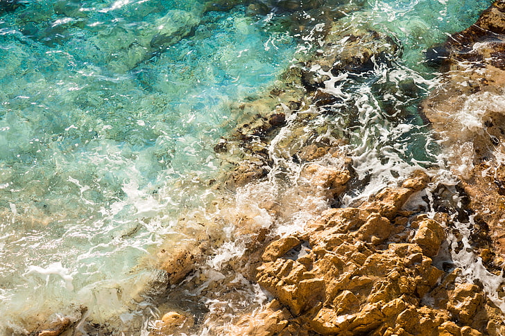 rocas de piedra beige, agua, rocas, mar, olas, Fondo de pantalla HD