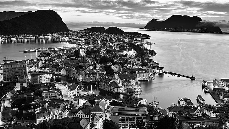 снимка в сивата скала на градски сгради, Норвегия, пейзаж, монохромен, планини, градски пейзаж, Олесунн, HD тапет