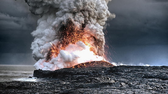 schwarzer berg, natur, landschaft, wasser, meer, küste, explosion, ausbruch, lava, vulkan, rauch, wolken, langzeitbelichtung, HD-Hintergrundbild HD wallpaper