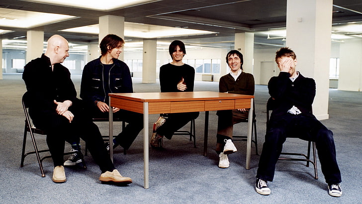 brown wooden table, radiohead, table, members, laugh, smile, HD wallpaper