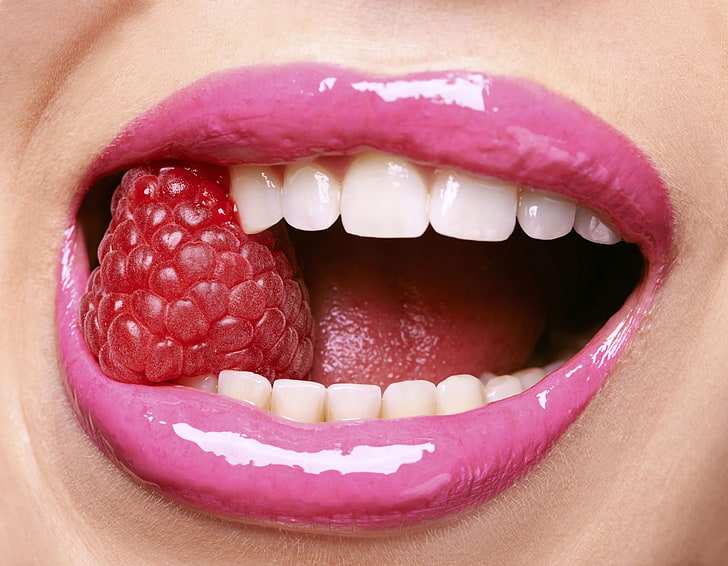 lápiz labial rosa, labios, fruta, boca abierta, lápiz labial rosa, macro, bayas rojas, comida, frambuesas, brillo, Fondo de pantalla HD