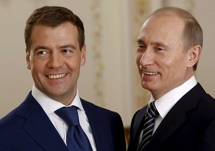 Dmitry Medvedev 유명 인사, 남성용 흰색 및 검은 색 드레스 슈트;남자 파란색과 흰색 드레스 정장, 유명 인사, 드미트리 메드베데프, 블라디미르 푸틴, HD 배경 화면