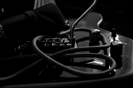конденсаторный микрофон и электрогитара, музыка, гитара, музыкальный инструмент, монохромный, микрофон, HD обои HD wallpaper
