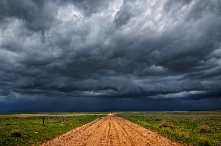 brauner Schotterweg unter schwarzen Wolken, Landschaft, Natur, Feld, Wolken, Sturm, Bauernhof, Regen, HD-Hintergrundbild
