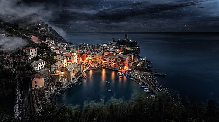 biało-szare betonowe budynki, oświetlony budynek miejski zalany wodą, miasto, pejzaż miejski, Cinque Terre, Włochy, noc, gwiazdy, morze, łódka, budynek, przystań, Tapety HD