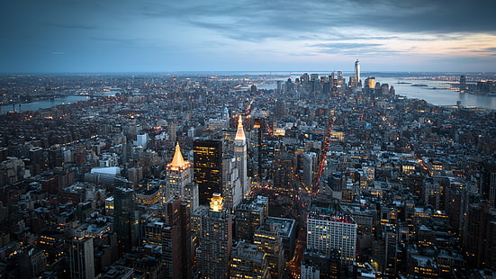 edifici della città, fotografia aerea della città durante la sera, città, grattacielo, Manhattan, New York City, paesaggio urbano, Sfondo HD HD wallpaper