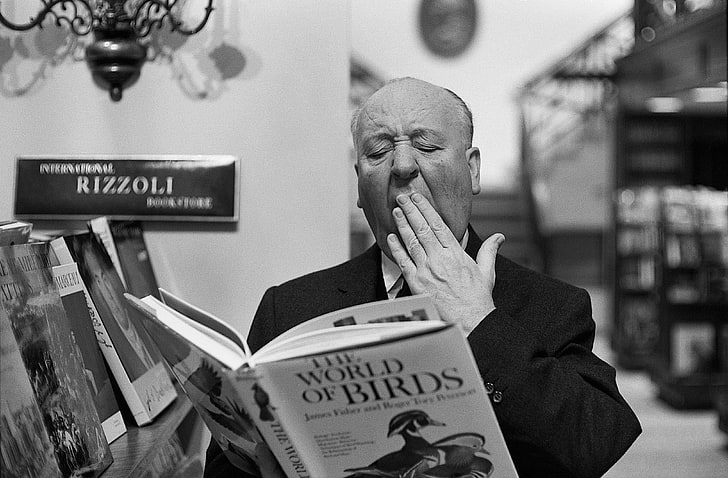 człowiek ziewający podczas czytania książki, mężczyźni, reżyserzy filmowi, Alfred Hitchcock, monochromatyczny, ziewający, książki, garnitury, ptaki, czytanie, Tapety HD