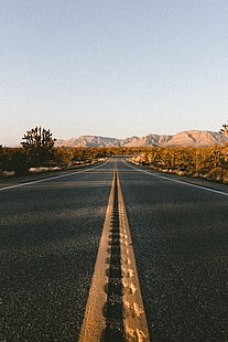 серая асфальтовая дорога, дорога, разметка, пустыня, асфальт, HD обои HD wallpaper