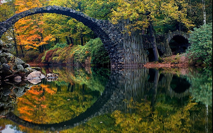 jembatan lengkung beton hitam, badan air dikelilingi oleh pohon, alam, lanskap, musim gugur, warna-warni, jembatan, hutan, refleksi, sungai, Jerman, pohon, air, semak, Wallpaper HD