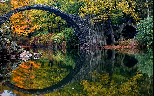 jembatan lengkung beton hitam, badan air dikelilingi oleh pohon, alam, lanskap, musim gugur, warna-warni, jembatan, hutan, refleksi, sungai, Jerman, pohon, air, semak, Wallpaper HD HD wallpaper