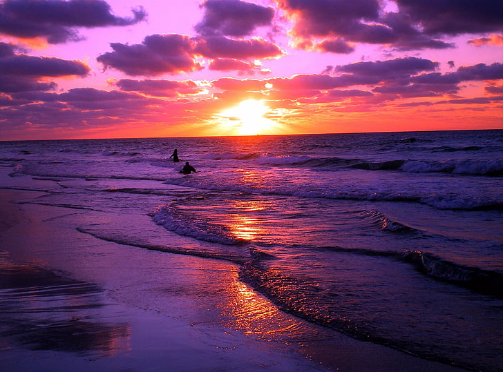 CZERWONY Zachód słońca, fale morskie pod zachmurzonym niebem, przyroda, plaża, fiolet, zachód słońca, fale, fotografia, czerwień, światło słoneczne, Tapety HD