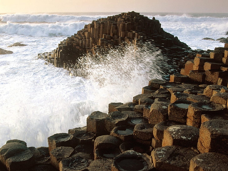 braune und schwarze Betonsteine, Natur, Landschaft, Giant's Causeway, Meer, Wellen, Felsen, Felsformation, Irland, HD-Hintergrundbild