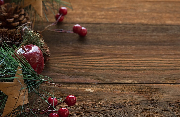 素朴なクリスマステーブルデコレーション背景、赤い果実、休日、クリスマス、茶色、木材、テーブル、木製、背景、閉じる、装飾、松ぼっくり、デコ、出現、クリスマス、redapple、firneedles、pineneedles、 HDデスクトップの壁紙