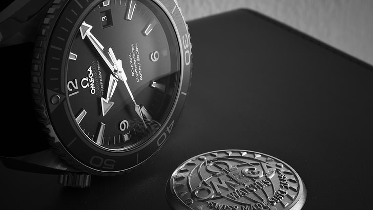 okrągły czarny analogowy zegarek Omega z czarnym skórzanym paskiem, czarny analogowy zegarek na czarnym blacie, zegarek, luksusowe zegarki, monochromatyczny, Omega (zegarek), Seamaster, cyferblaty, cyfry, makro, Szwajcaria, Tapety HD