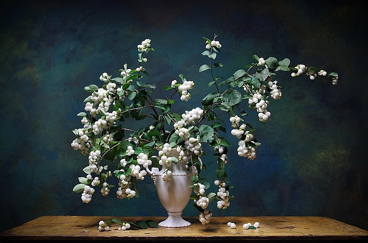 centro de flores de pétalos blancos, ramo, florero, mesa, ramas, hojas, Fondo de pantalla HD