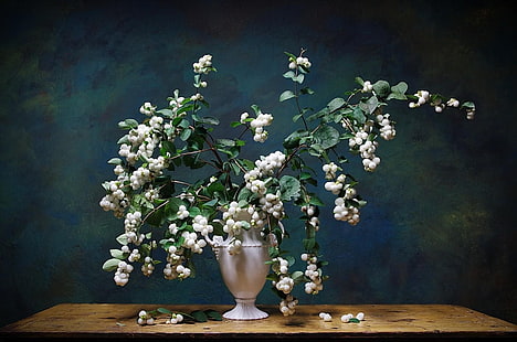 centrotavola di fiori bianchi con petali, bouquet, vaso, tavola, rami, foglie, Sfondo HD HD wallpaper