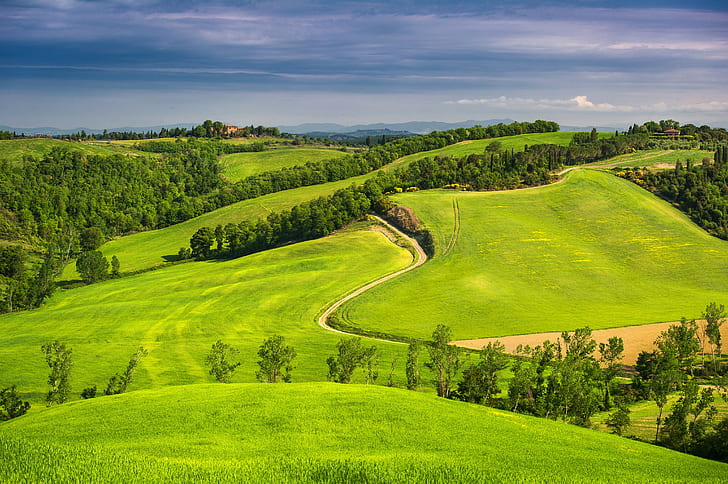 Италия, Тоскана, поле със зелена трева, Италия, Тоскана, небе, облаци, полета, къщи, пътища, хълмове, планини, хоризонт, дървета, гора, HD тапет