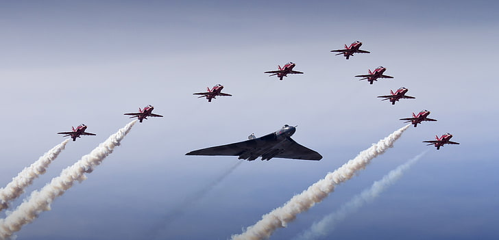 Bombardier Vulcan, Royal Air Force, Flèches Rouges, 4K, Britannique, Fond d'écran HD
